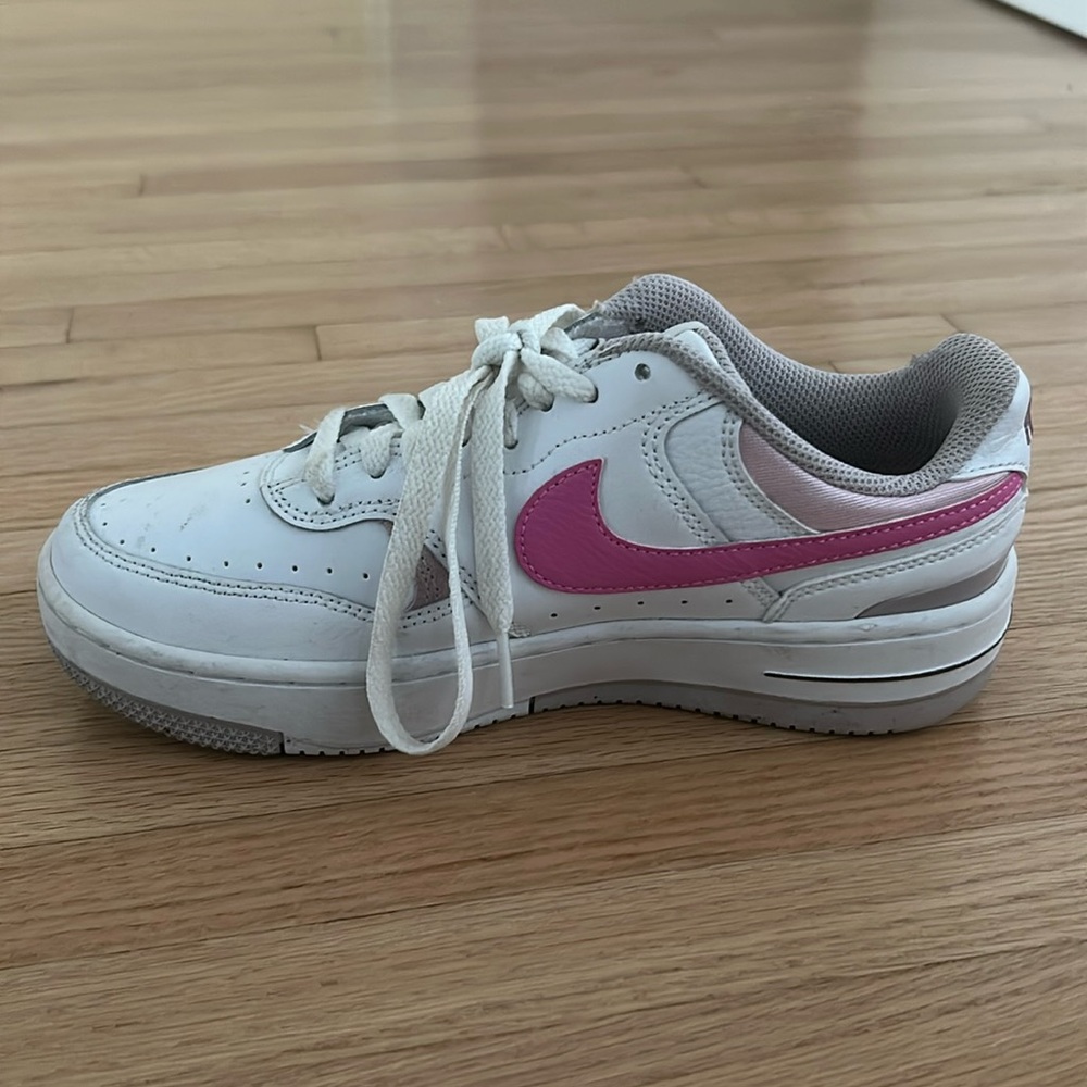 Women Nikes size 7 pink and white Valentines